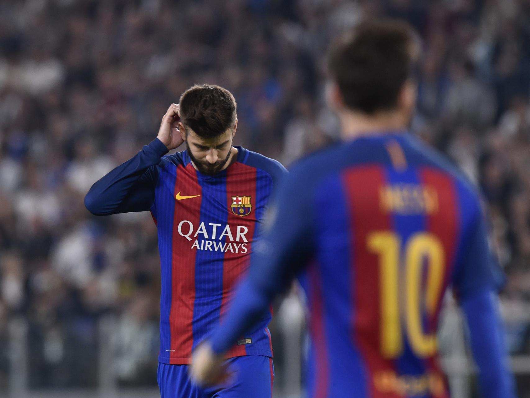 Gerard Piqué y Leo Messi, de espaldas, al final del encuentro en el Juventus Stadium. / Reuters
