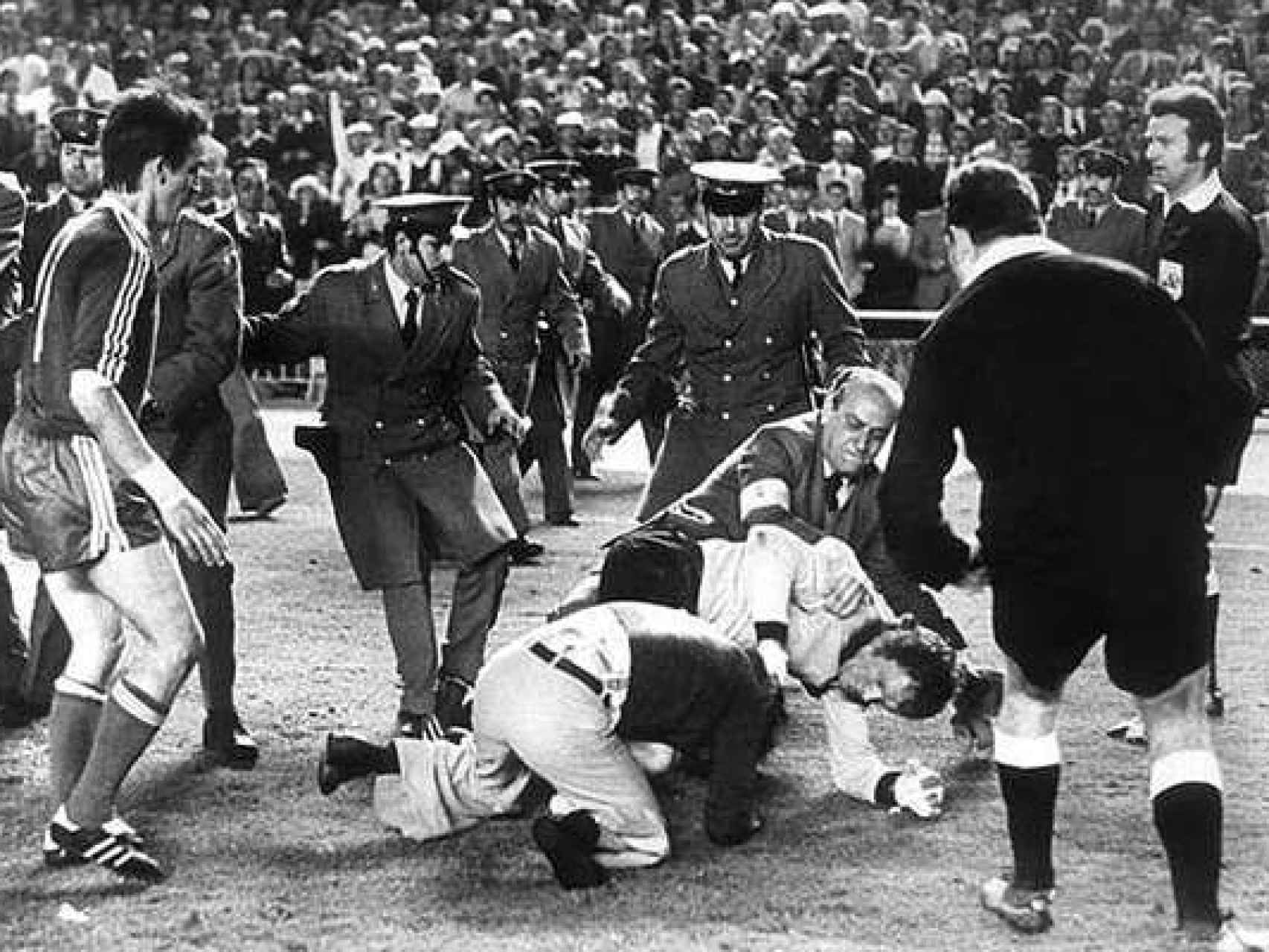 Imagen de la agresión a Linemayer en el Real Madrid-Bayern de 1976.