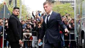 Kroos aclamado por los aficionados al llegar a Múnich