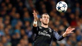 Bale controla un balón en Nápoles