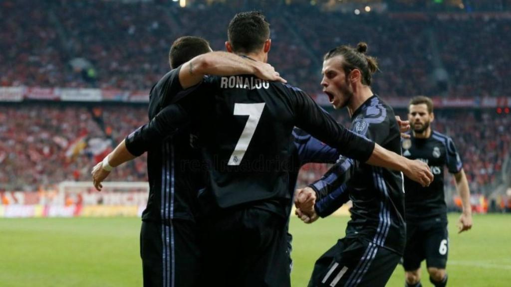 Cristiano celebra el gol con sus compañeros