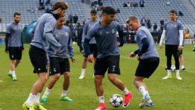 Ramos, Lucas, Asensio y Kroos haciendo un rondo