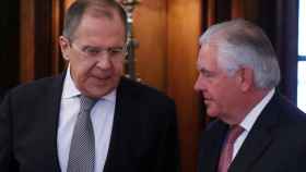 El ministro de Exteriores ruso, Sergei Lavrov, junto al secretario de Estado Rex Tillerson.