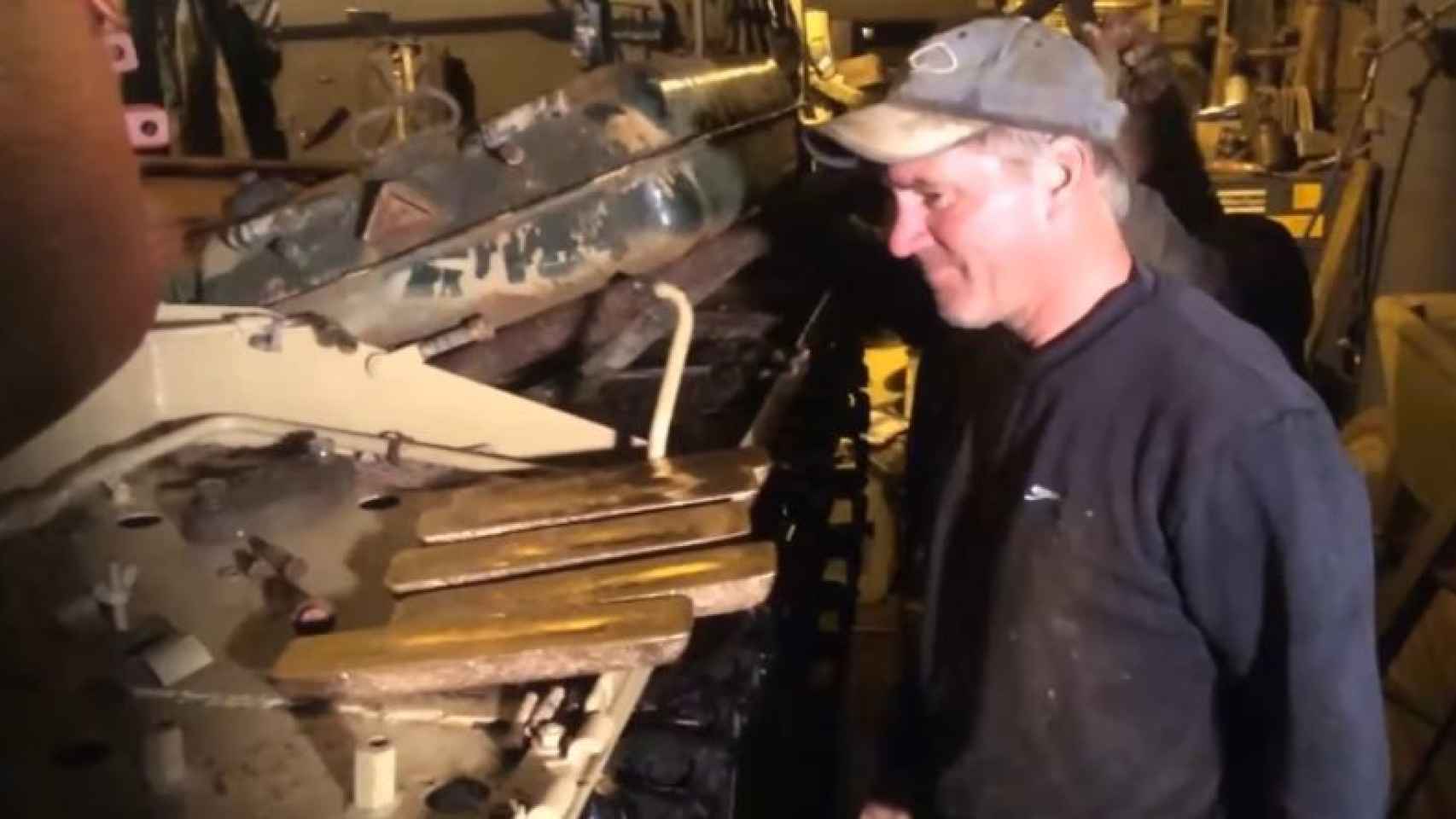 El mecánico Todd Chamberlain en el momento de abrir el depósito donde encontraron los lingotes.