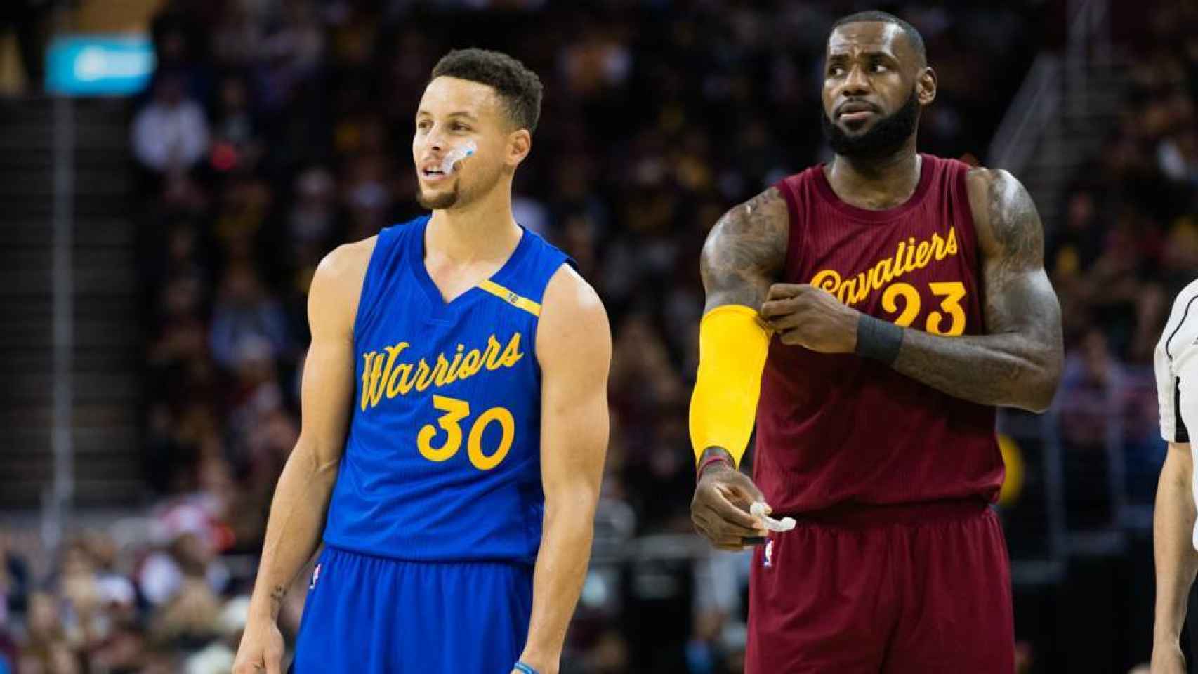 Curry y LeBron en uno de los Warriors-Cavaliers de la temporada.
