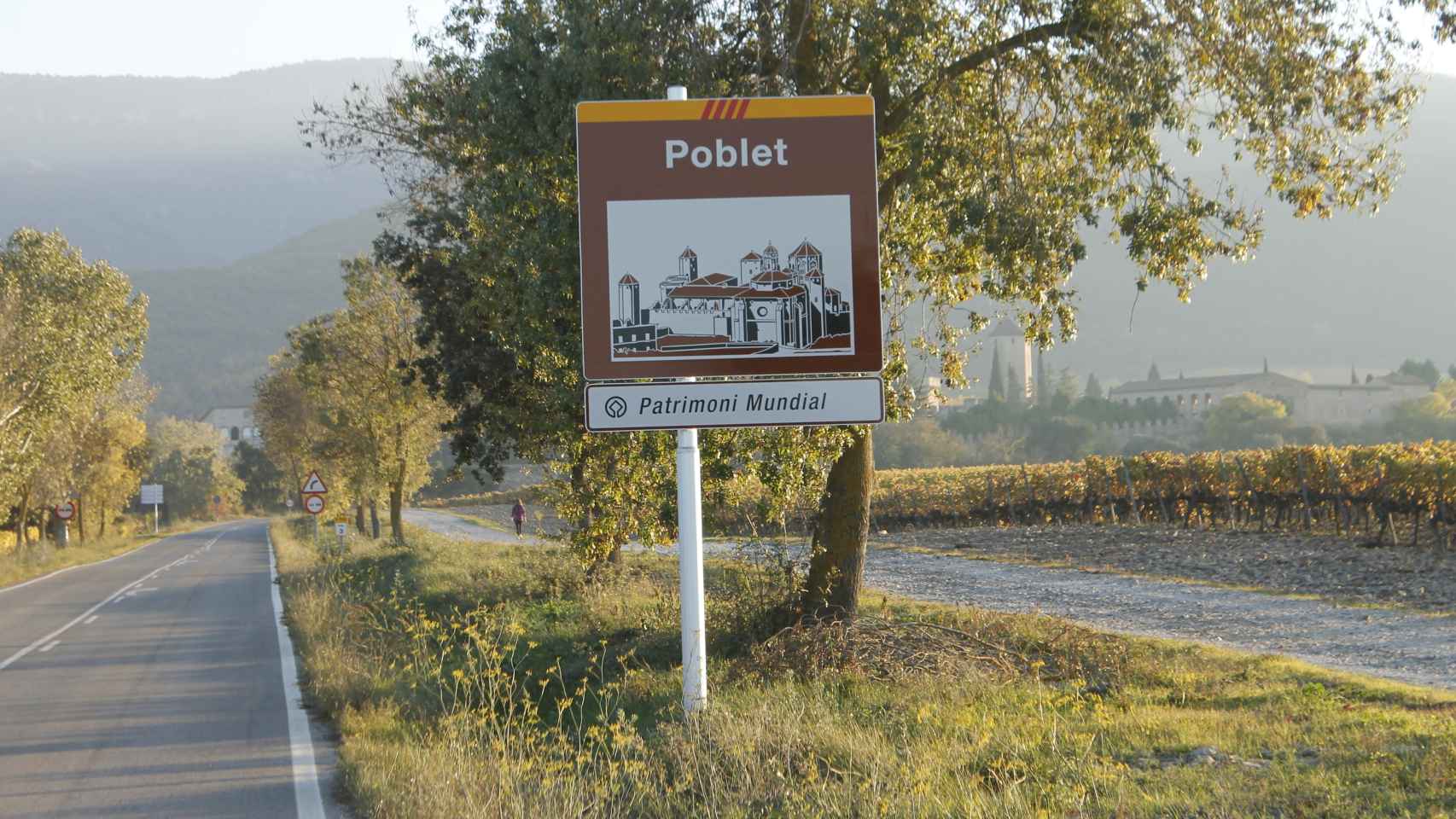 El cartel que se refiere a Poblet como patrimonio mundial, en la llegada al monasterio. (2)