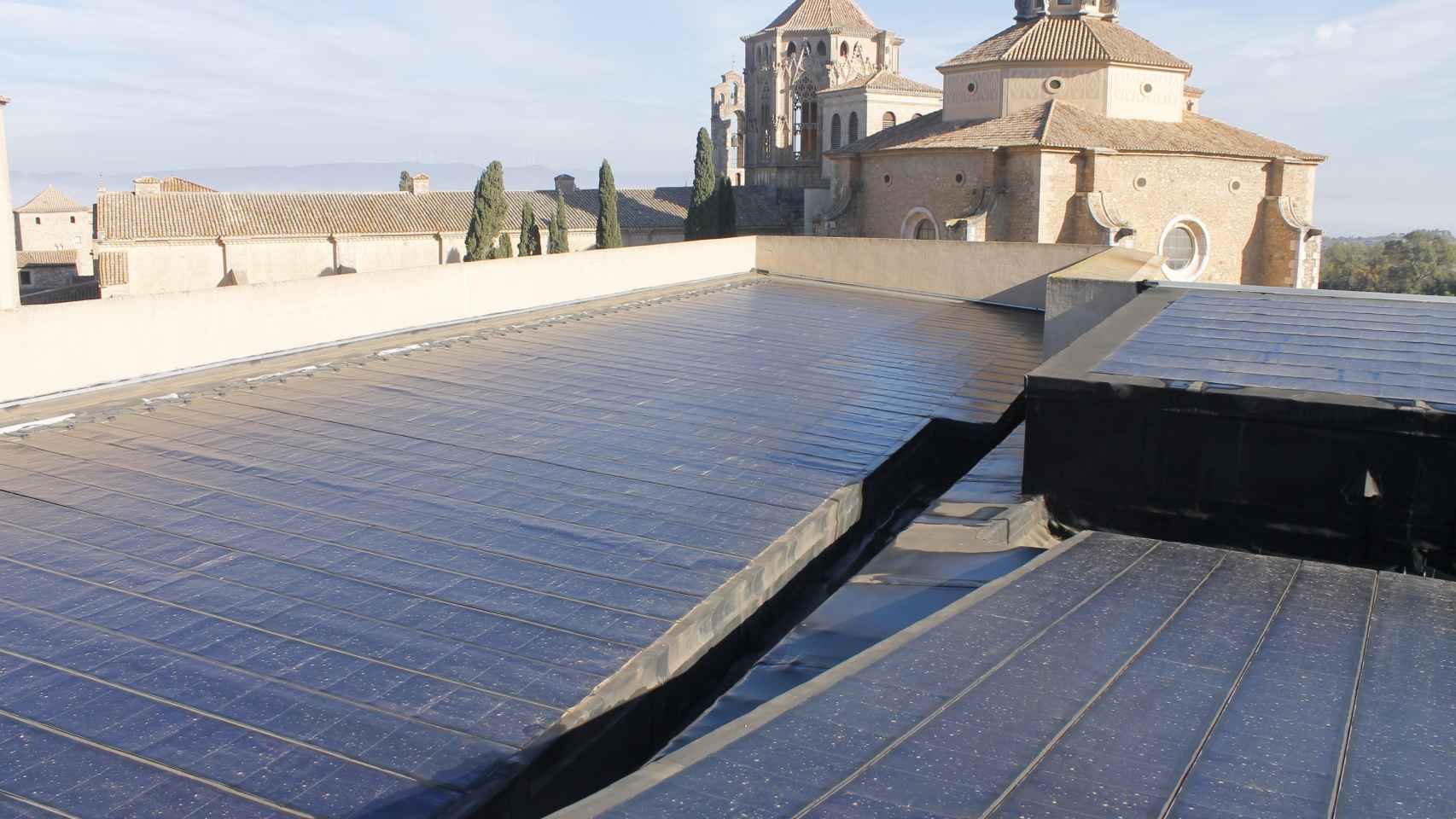 Las placas solares del monasterio pretenden no alterar la estética.