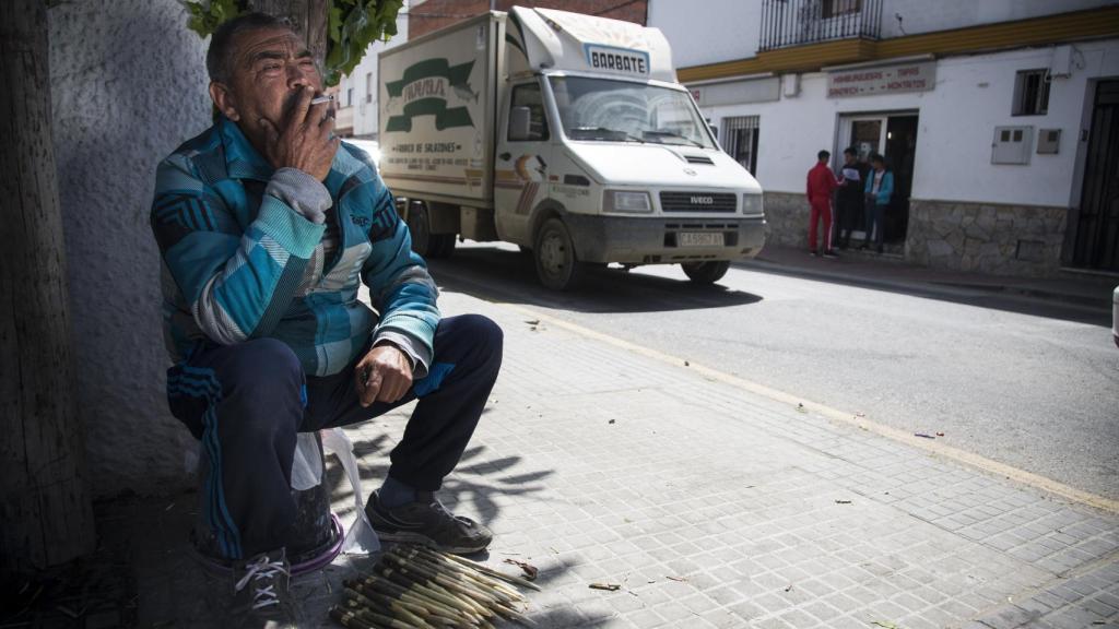 Juan Pérez, de 62 años, asegura que lleva cuatro décadas sin trabajar; logra salir adelante cazando conejos.