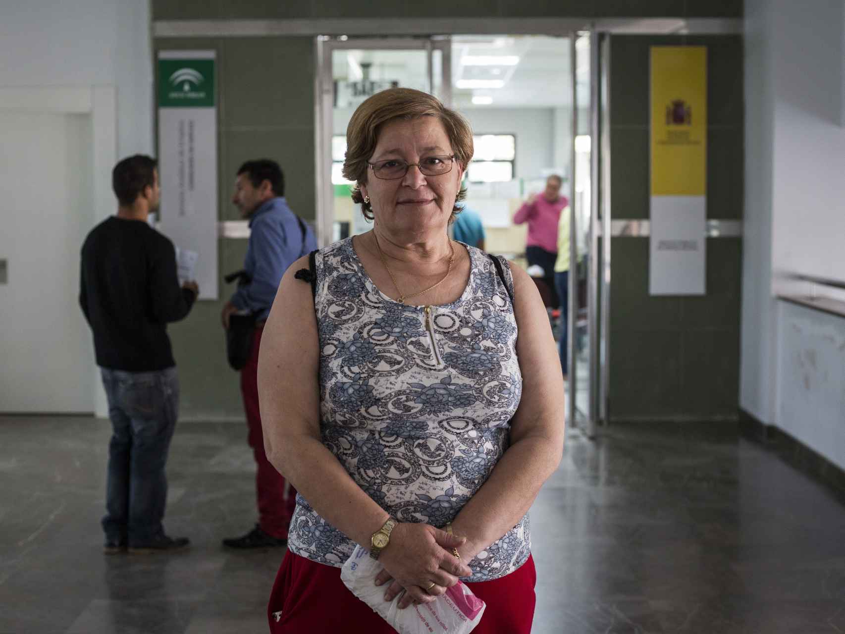 María José Segovia, delante las oficinas del Servicio Andaluz de Empleo de Arcos de la Frontera, no reside junto a su marido y sus tres hijos, todos ellos desempleados; sólo su esposo trabaja en la familia.