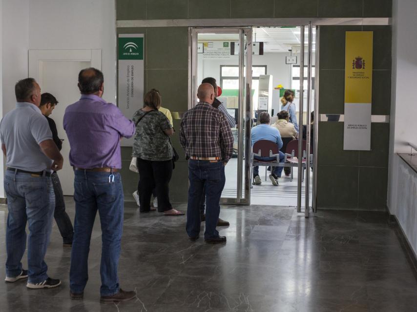 Cola en el Servicia Andaluz de Empleo de Arcos de la Frontera.