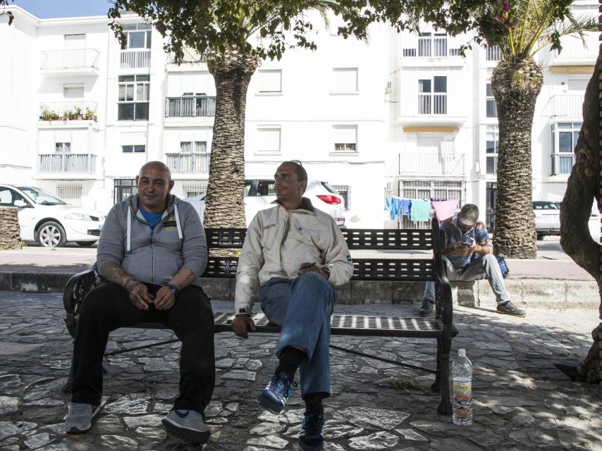 Juan, al que encontramos en una plaza de Vejer junto a otros desempleados, asegura que muchos de los trabajos que se ofrecen en su pueblo son sin dar de alta en la Seguridad Social.