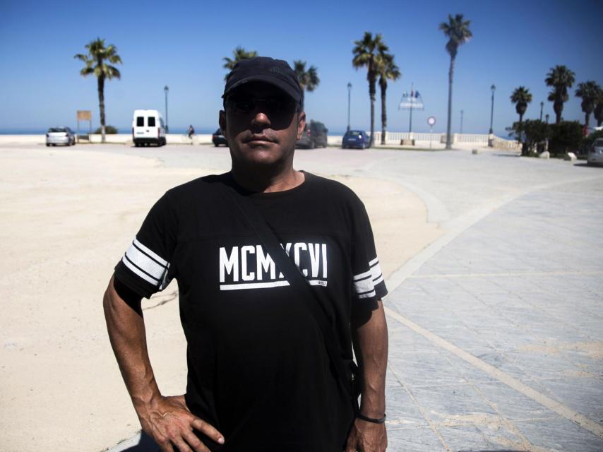 José Manuel, que durante toda su vida ha trabajado como camarero en bares de Chipiona, ahora es aparcacoches de turistas.