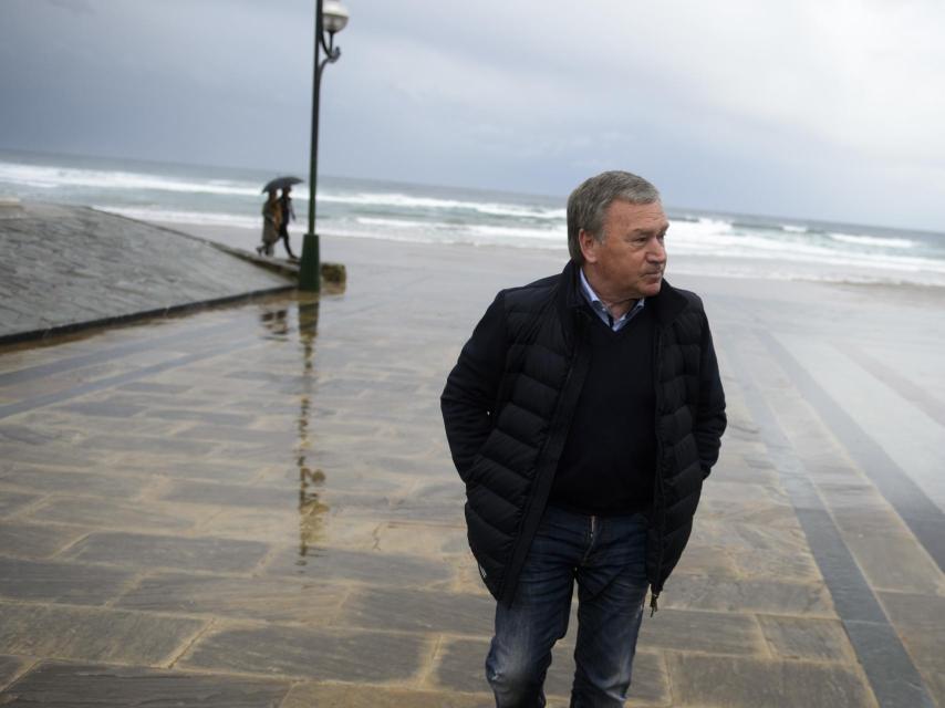 Javier Clemente, en el paseo marítimo de Zarautz.