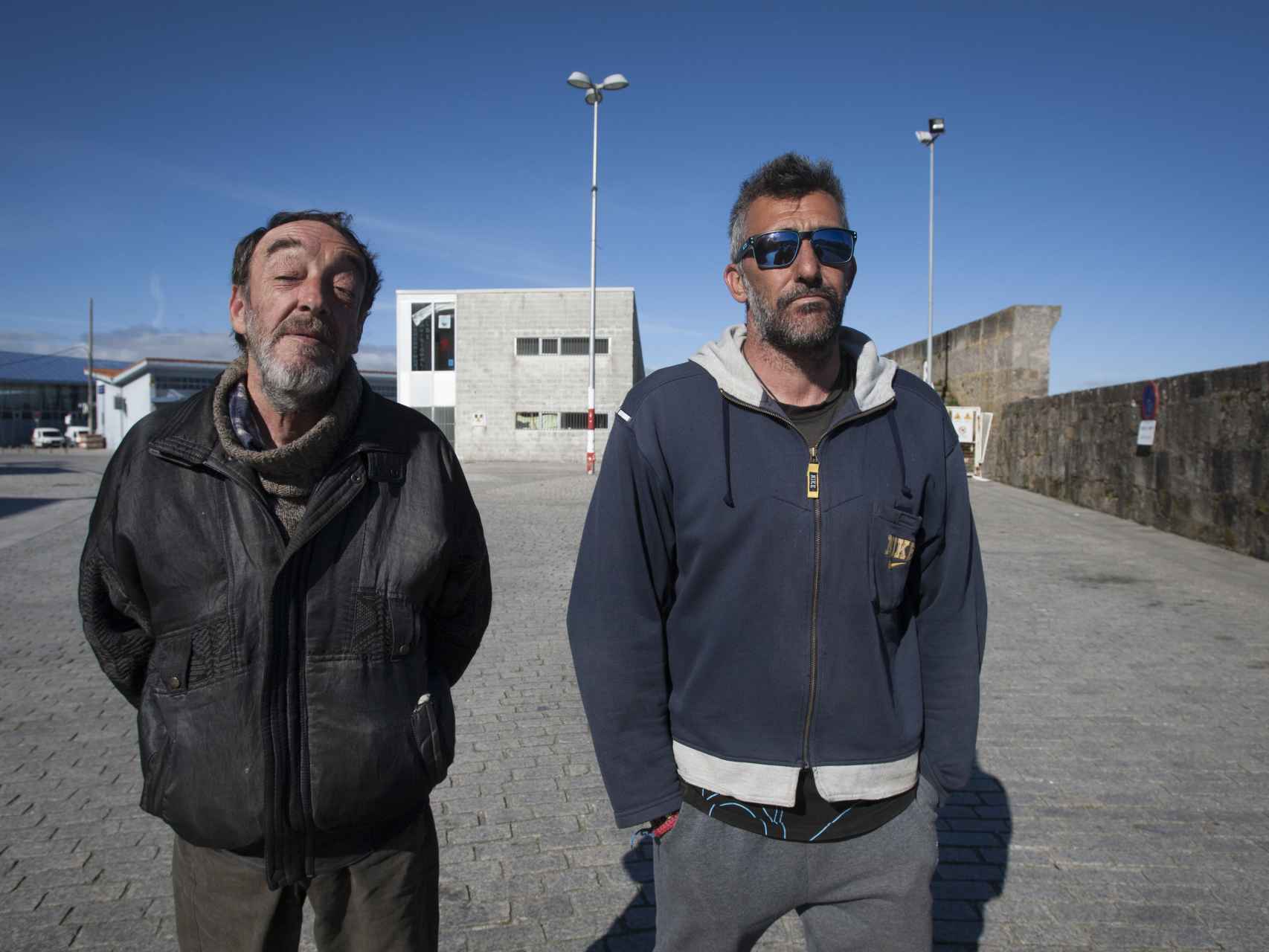 A Ramón, marinero (a la derecha), no le gusta que los nichos estén mirando al mar.