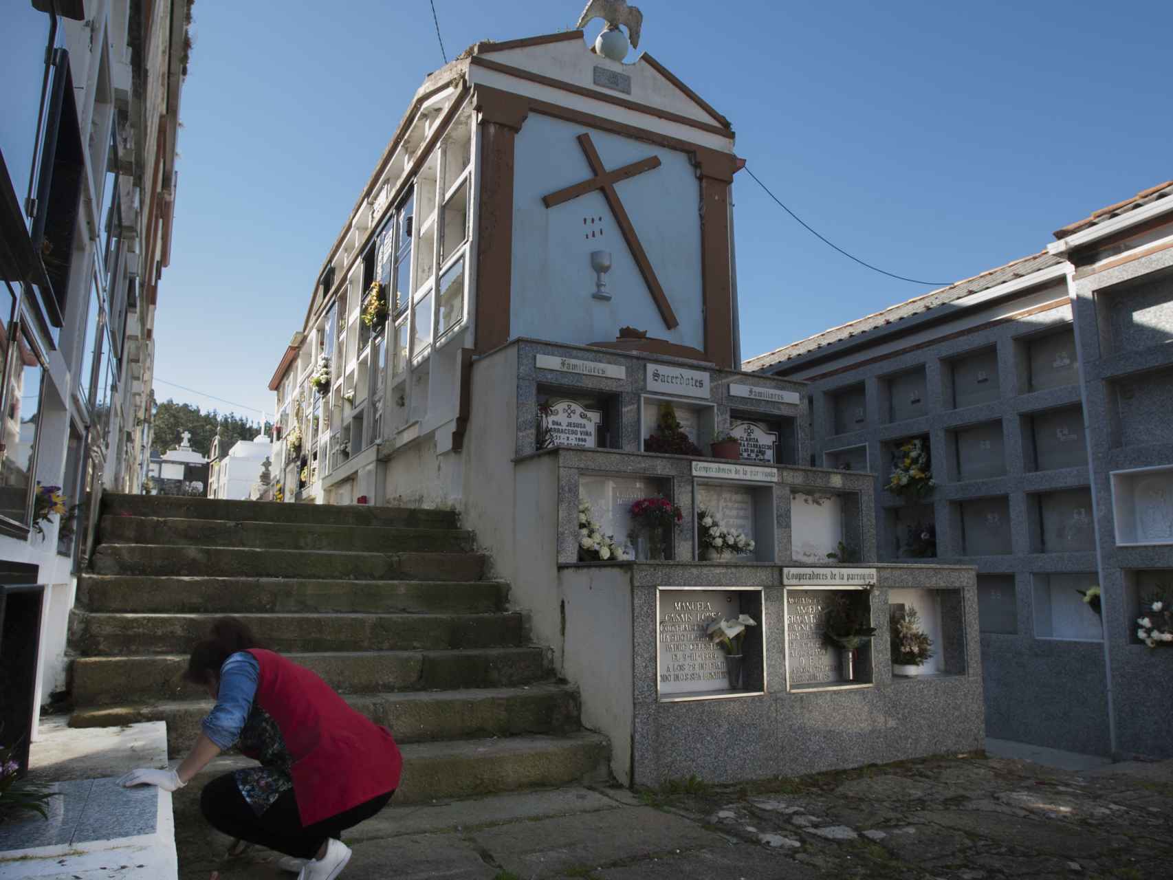 Manolita Canoso, que es voluntaria en la iglesia de Finisterre (limpia y ayuda con ciertas labores), compró su nicho en San Martín (un pueblo cercano), porque el de su pueblo estaba colmatado.