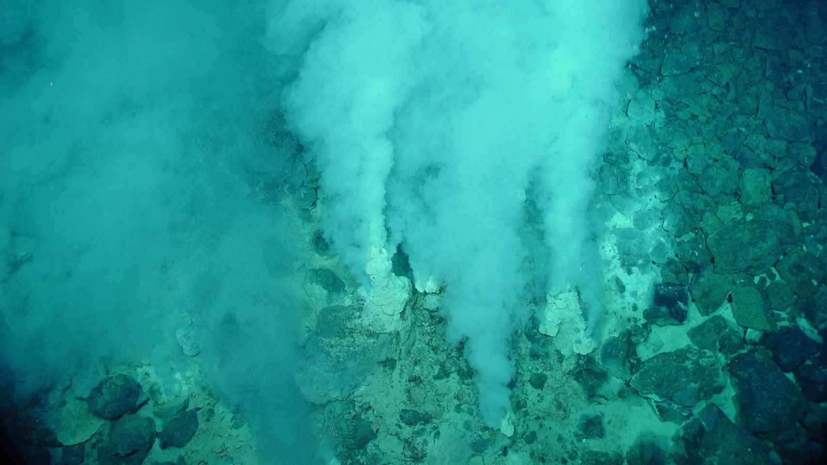 Reacciones hidrotermales en la fosa de las Marianas.