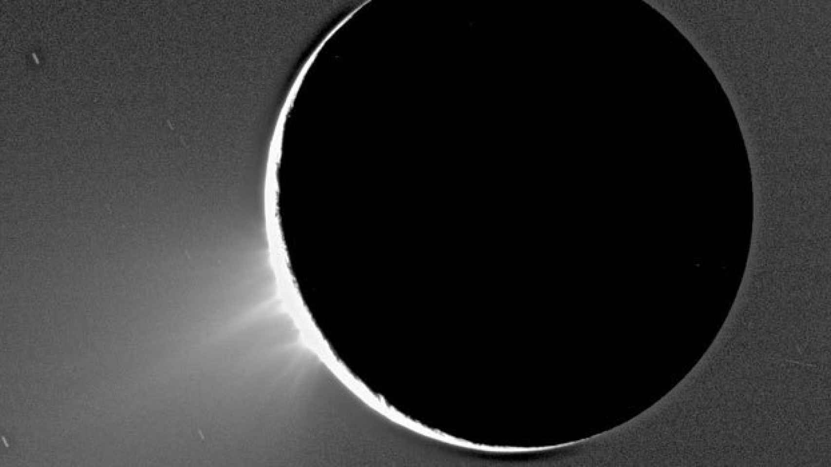 Abajo a la izquierda pueden observarse las eyecciones de gas en Encélado.
