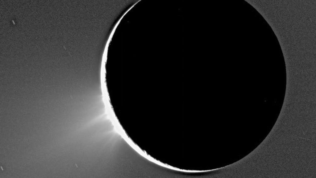 Abajo a la izquierda pueden observarse las eyecciones de gas en Encélado.