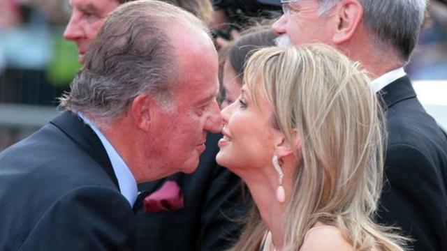 El Rey emérito Juan Carlos I saluda a Corinna.