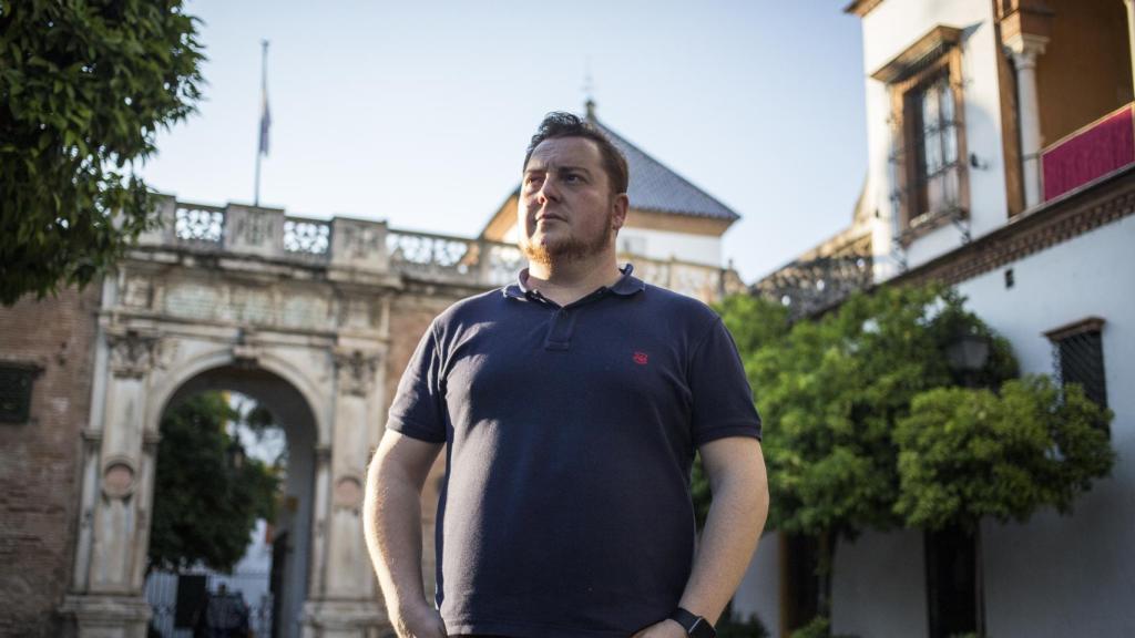 Agustín Israel, artista plástico y gestor cultural frente a la Casa Pilatos.