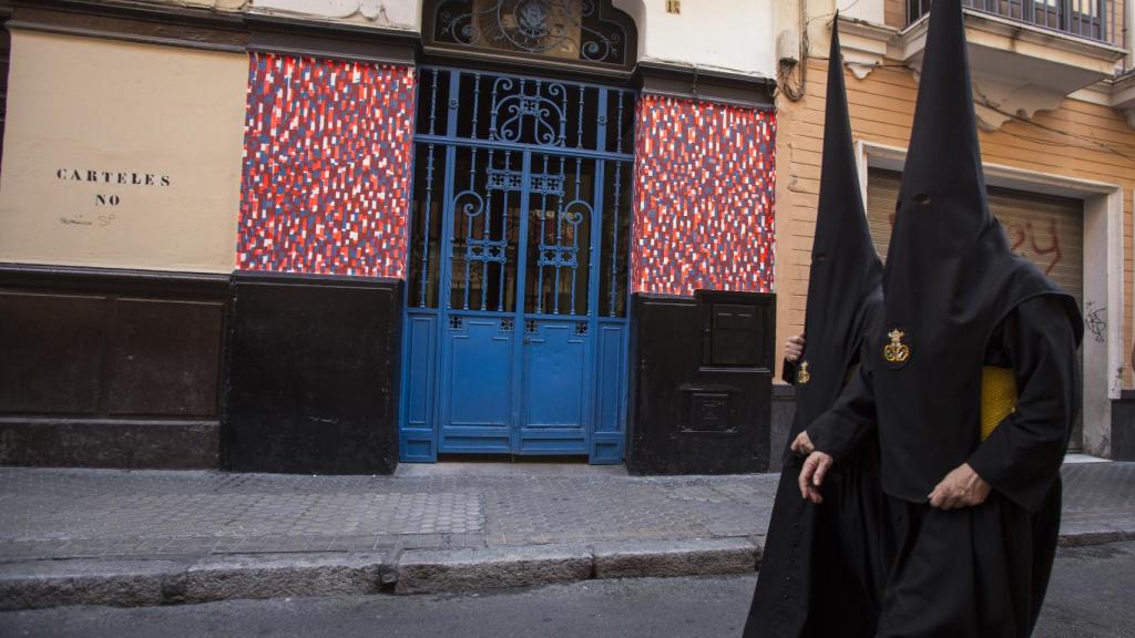 Los nazarenos pasando por la galería Delimbo, en el Soho Benita.