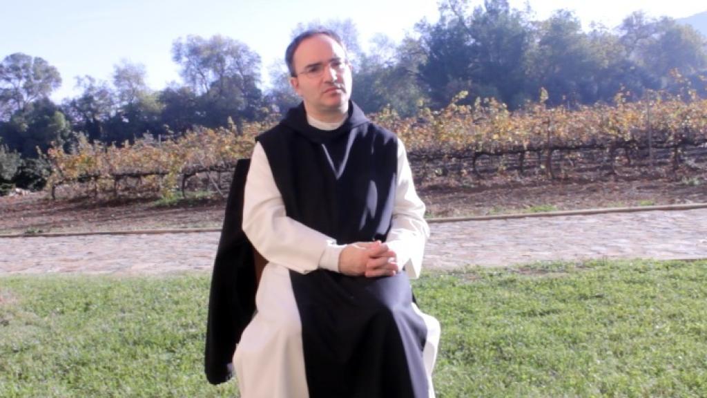 El padre Lluc Torcal, en los exteriores del monasterio.