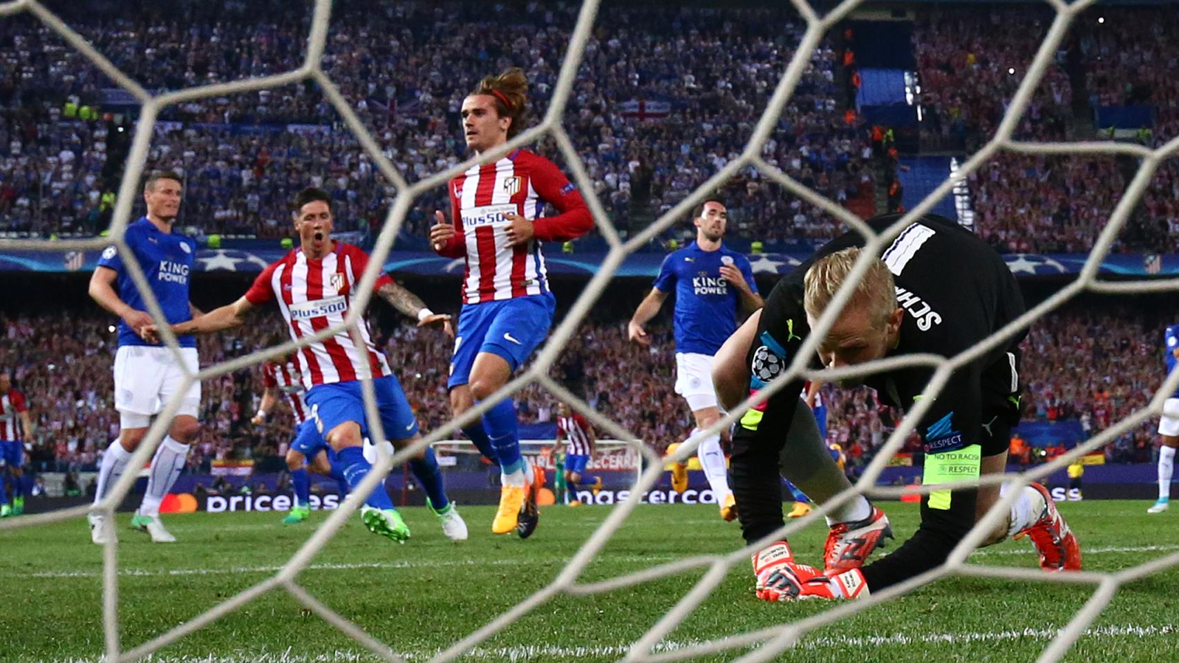 Kasper Schmeichel no pudo hacer en el penalti del delantero del Atlético. / Reuters