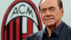 Berlusconi en una rueda de prensa con el Milan.