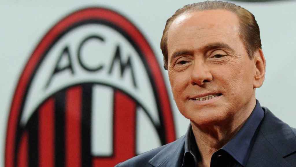 Berlusconi en una rueda de prensa con el Milan.