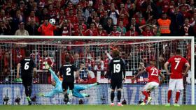 El momento en el que Vidal falla el penalti. Foto: cbayern.com/es