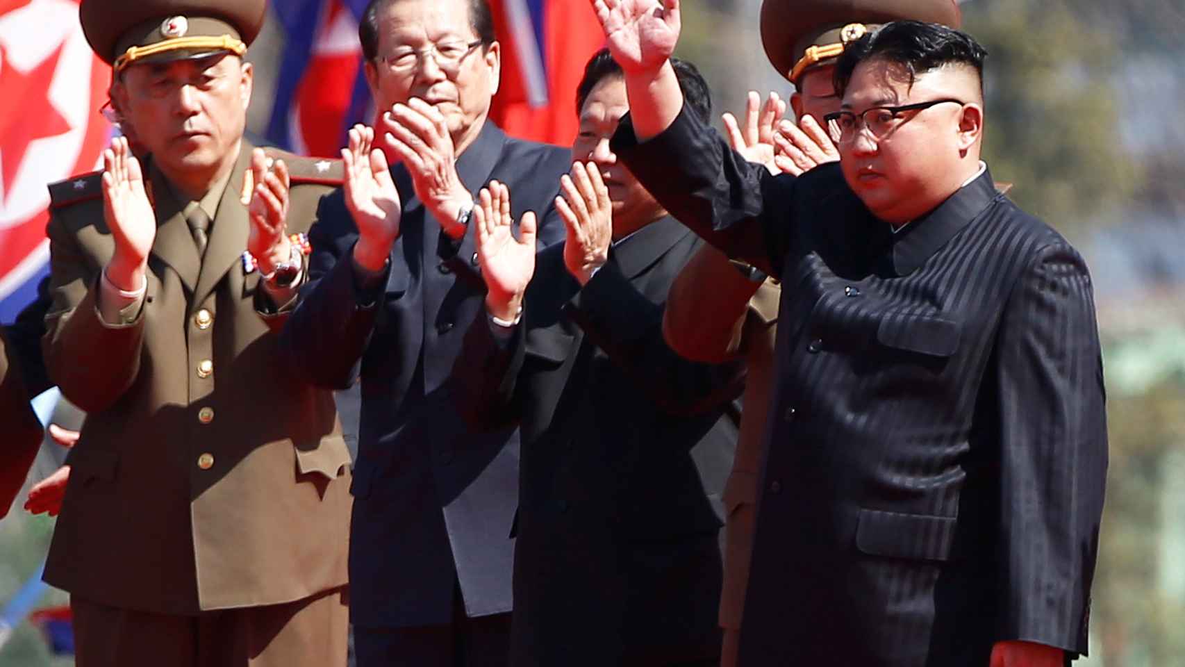 El líder norcoreano, Kim Jong Un, saluda al inicio de un acto
