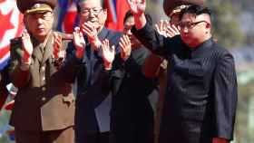 El líder norcoreano, Kim Jong Un, saluda al inicio de un acto