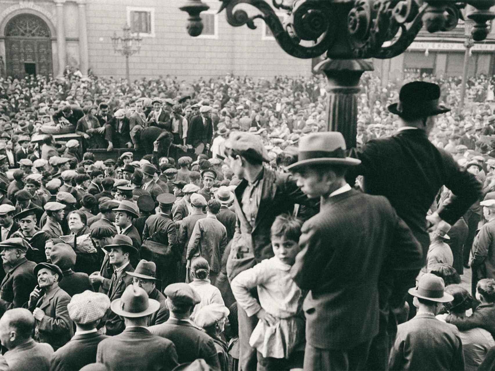 Proclamación de la Segunda República en la plaza de Sant Jaume de Barcelona, el 14 de abril de 1931.