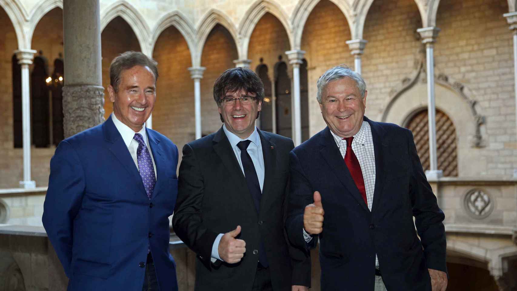 Carles Puigdemont, con los congresistas de EEUU Brian Higgins (i) y Dana Rohrabacher (d).