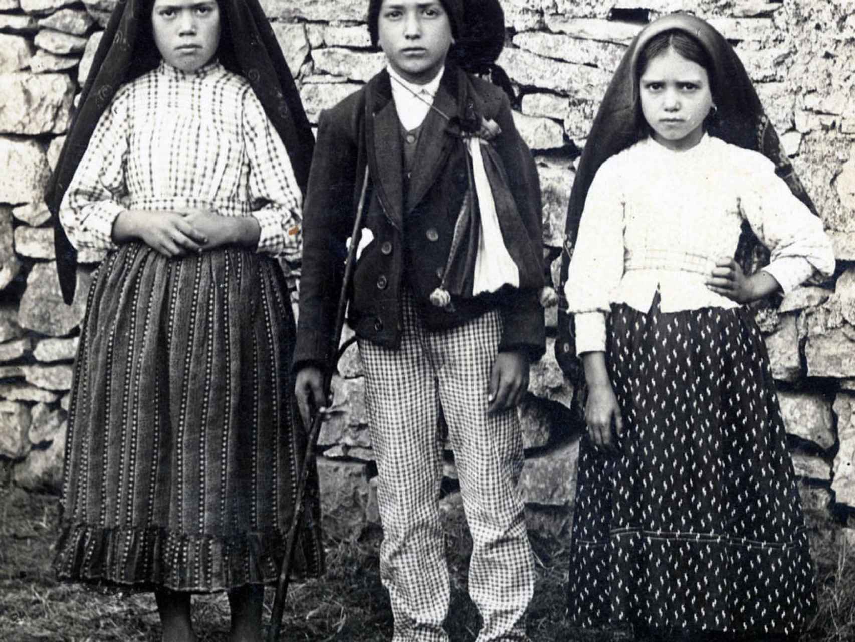 De izquierda a derecha, Lucía, Francisco y Jacinta, los pastorcillos que vieron a la virgen.