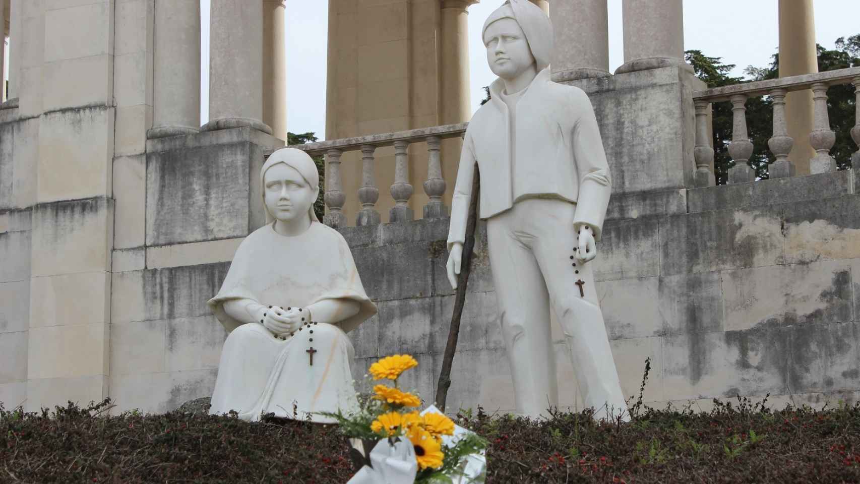 Francisco y Jacinta, los pastorcillos ya canonizados, tienen una estatua en el santuario.