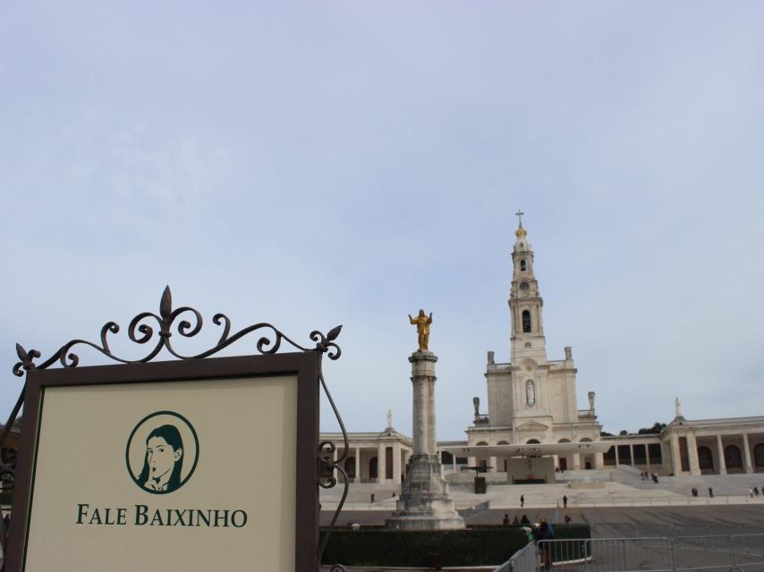 Los carteles piden que los peregrinos hablen bajito, porque el santuario es lugar de oración