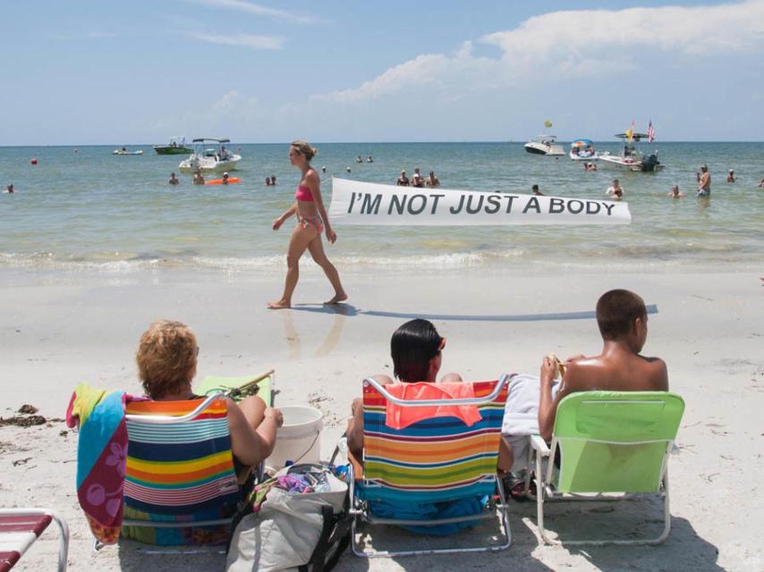 No soy sólo un cuerpo (2014), acción en las playas de Florida contra las campañas de publicidad.