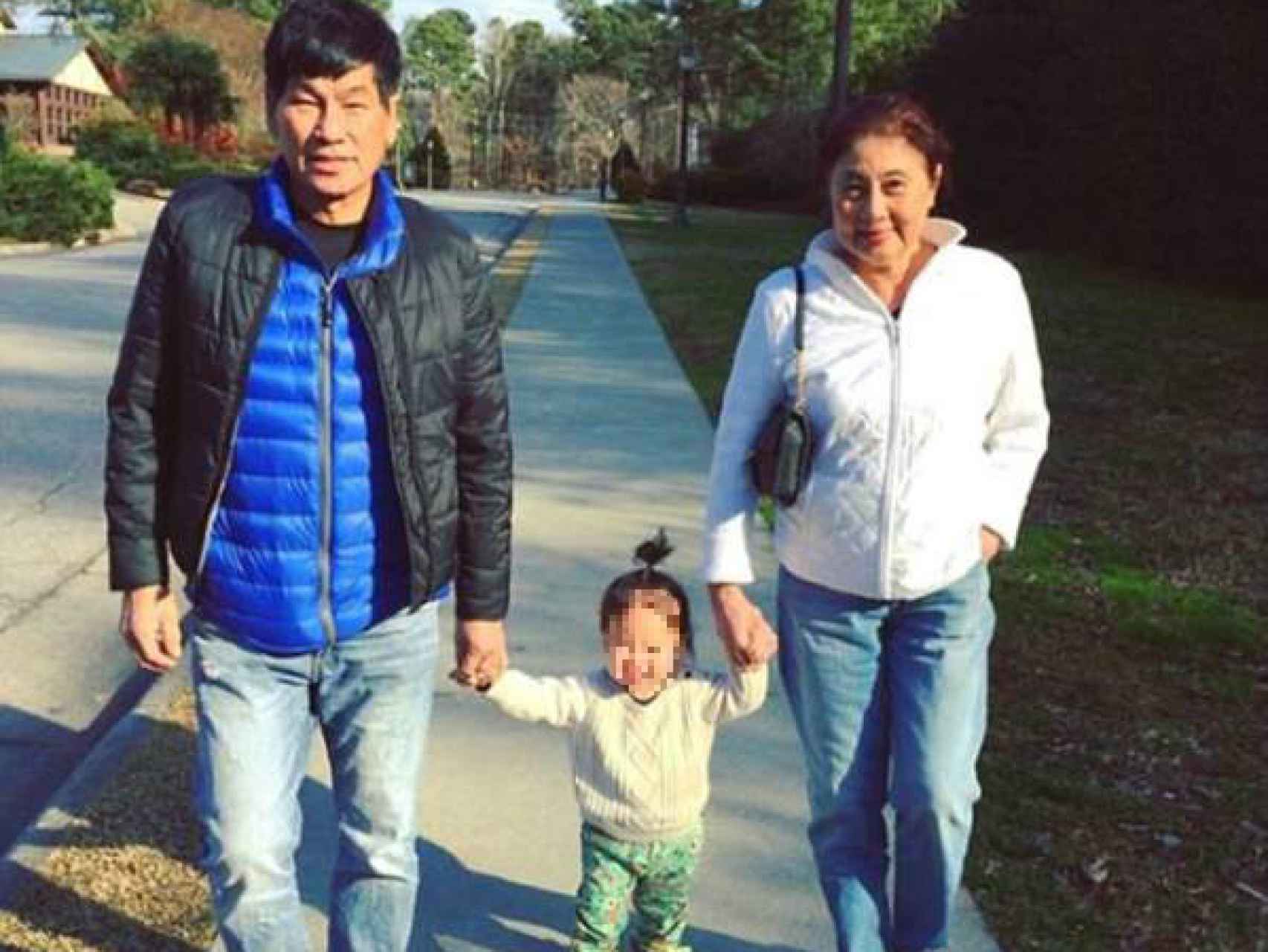 David Dao junto a su mujer y una de sus nietas.