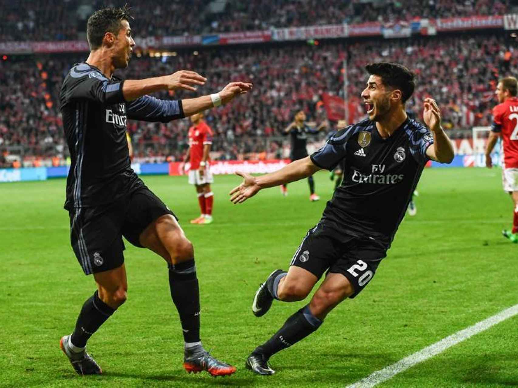 Marco Asensio y Cristiano Ronaldo celebran el segundo gol del Real Madrid.