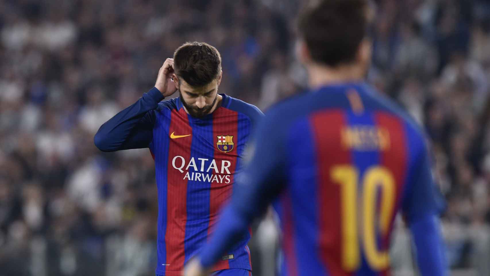 Piqué y Messi, decepcionados tras la derrota en Turín.