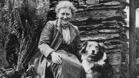 Beatrix Potter, una amante de los animales, con su perro.