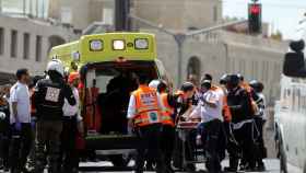 Personal médico atiende a la mujer apuñalada en el tranvía de Jerusalén.
