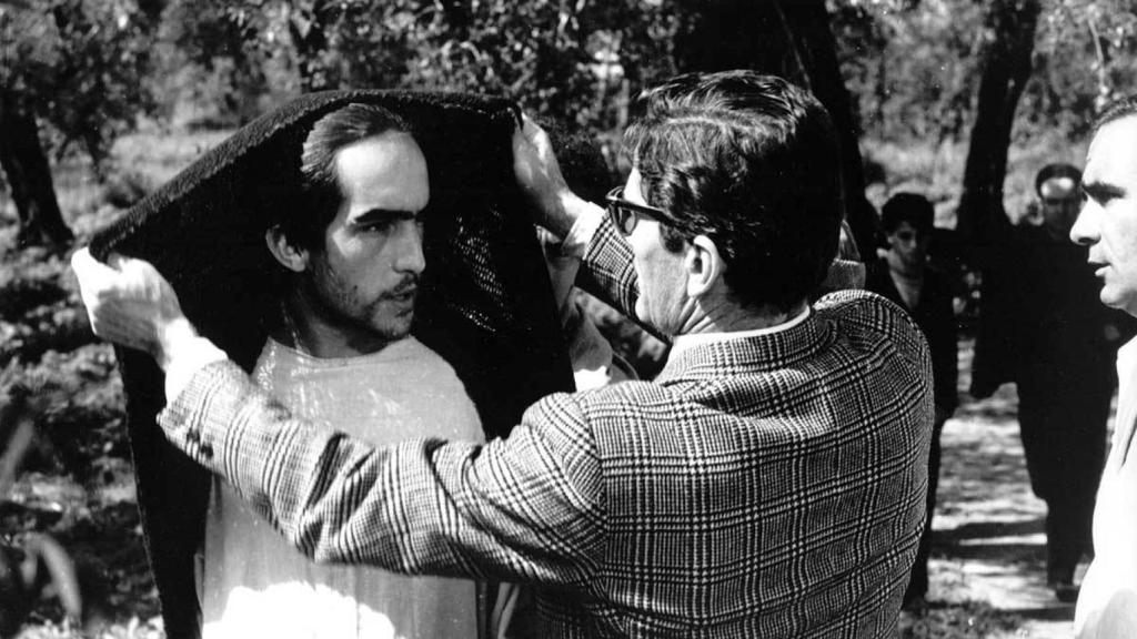 Pasolini dando indicaciones a Enrique Irazoqui.