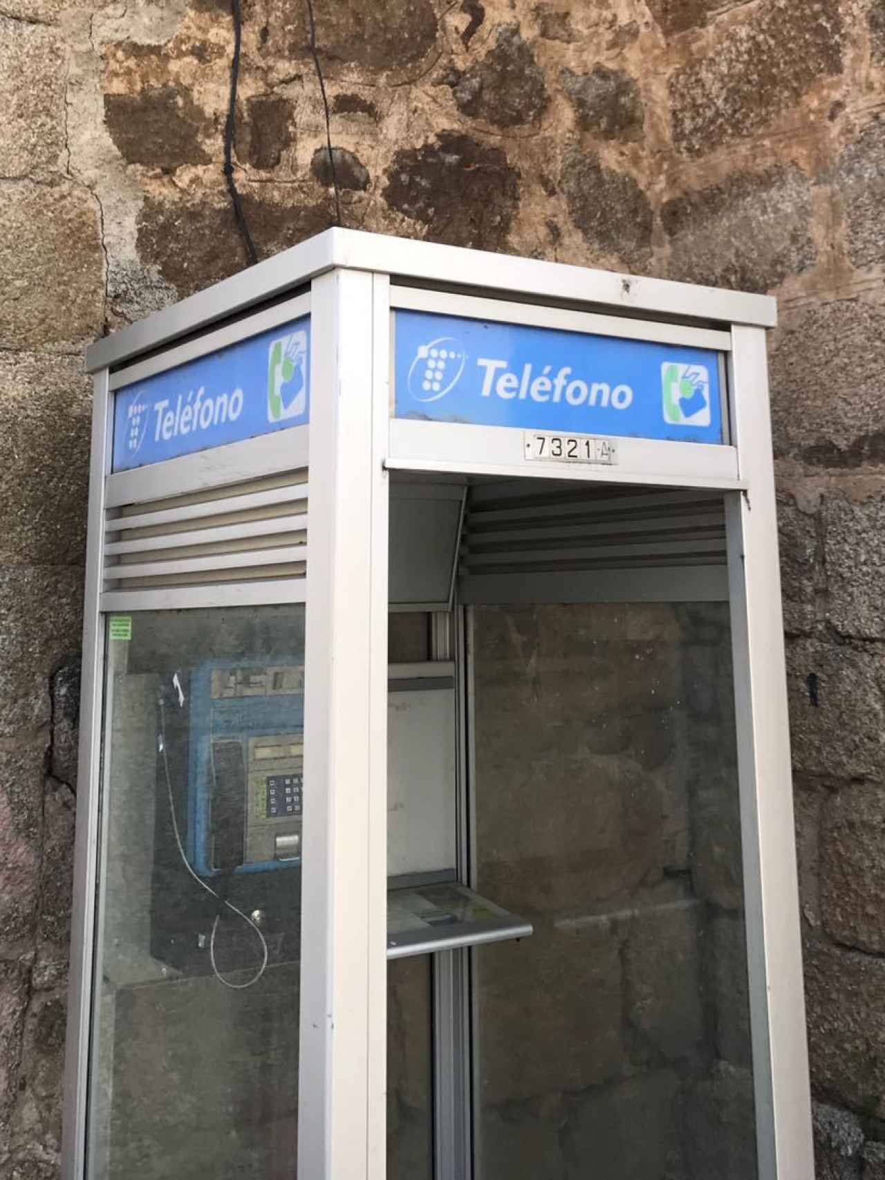 Una cabina de teléfono en Gredos.