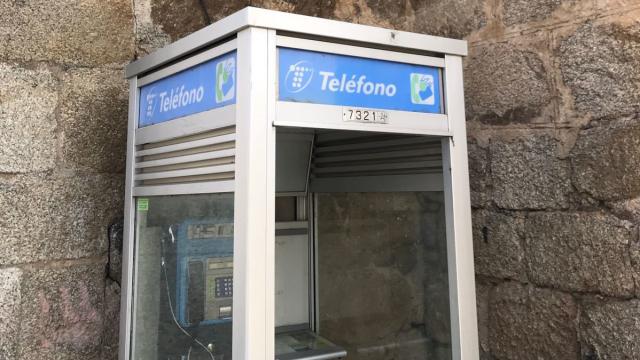 Una cabina de teléfono en Gredos.