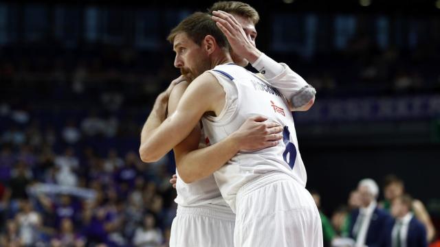 Andrés Nocioni se abraza con Luka Doncic al final del partido.