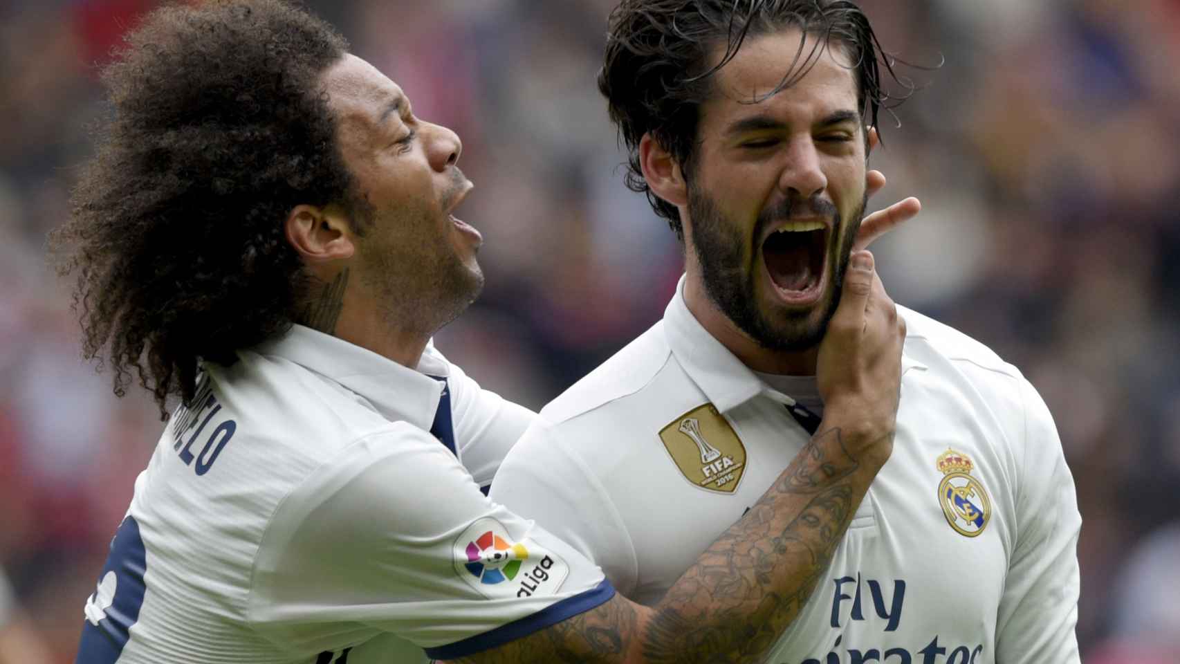 Isco celebra un gol con Marcelo en Gijón.