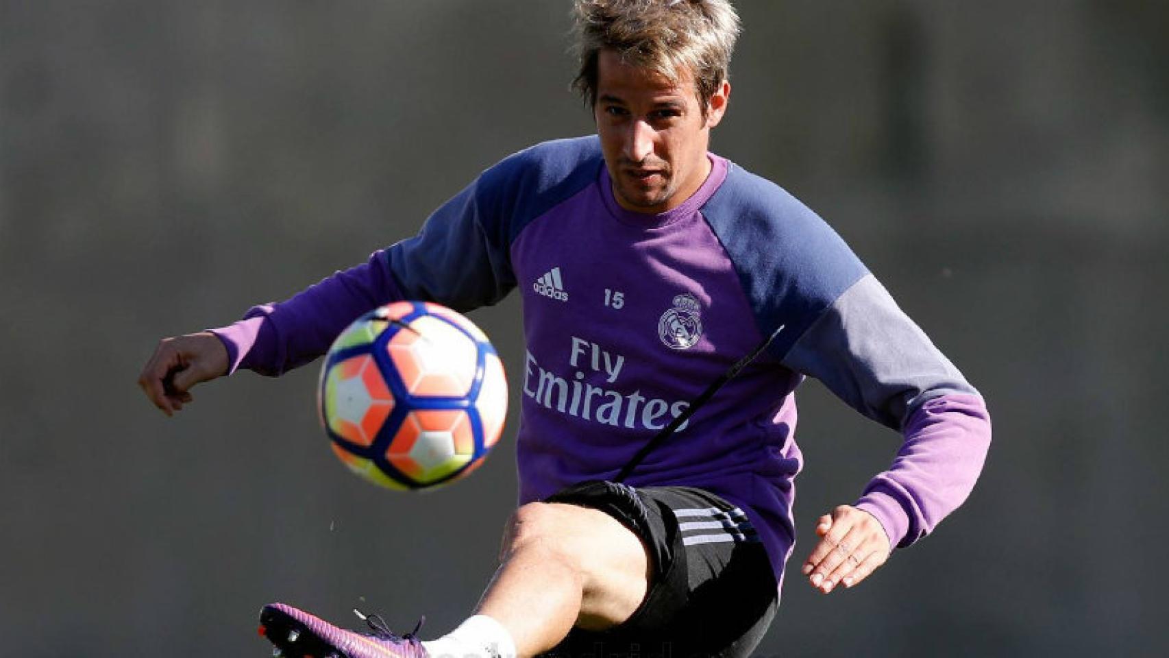 Coentrao controla la bola