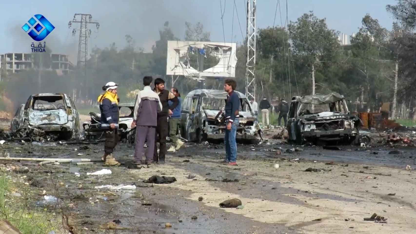 Varios de los vehículos dañados tras la explosión del coche bomba en Alepo.